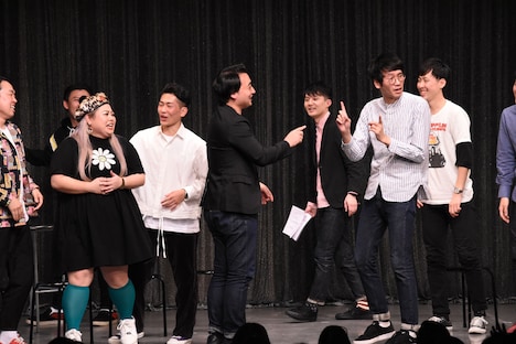 コマンダンテ安田はゆっくり近づいて渡辺直美を怖がらせる。