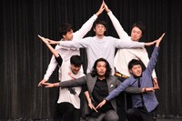 「みつあみ」ポーズを決める見取り図、コマンダンテ、吉田たち。