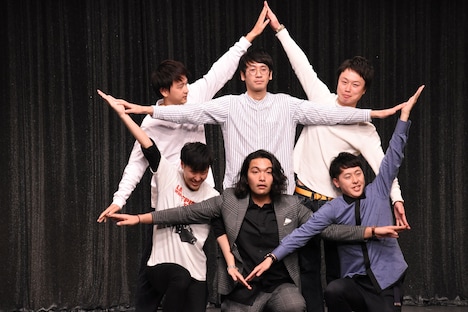 「みつあみ」ポーズを決める見取り図、コマンダンテ、吉田たち。