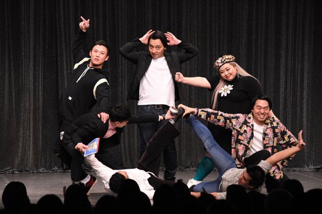 「みつあみ」を真似して謎のポーズを披露するジャングルポケット、渡辺直美、ジェラードン。