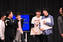 吉田たちに「背が伸びた」と言いがかりをつけ「成長期NG」だと述べるジャングルポケットおたけ。