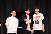 締めのコメントをジャングルポケット太田（左）と吉田たち・こうへい（右）に耳打ちで指示されるジェラードン海野（中央）。