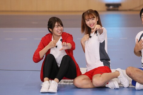 (左から)稲村亜美、藤田ニコル。(c)テレビ朝日