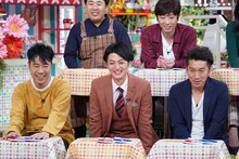 左から藤井隆、ツートライブ。(c)読売テレビ