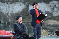 今田耕司（左）と進行役の安東弘樹（右）。