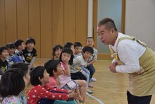 保育園児に語りかけるてっちゃん先生こと出川哲朗。