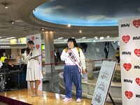 「遅れてきた“迷”誉館長 ようやく到着！記者会見」の様子。