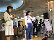 「遅れてきた“迷”誉館長 ようやく到着！記者会見」の様子。