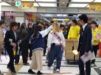 ホワイティうめだを練り歩くゆりやんレトリィバァ。