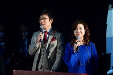 式典の司会を務めた浅越ゴエ（左）とハイヒール・モモコ（右）。