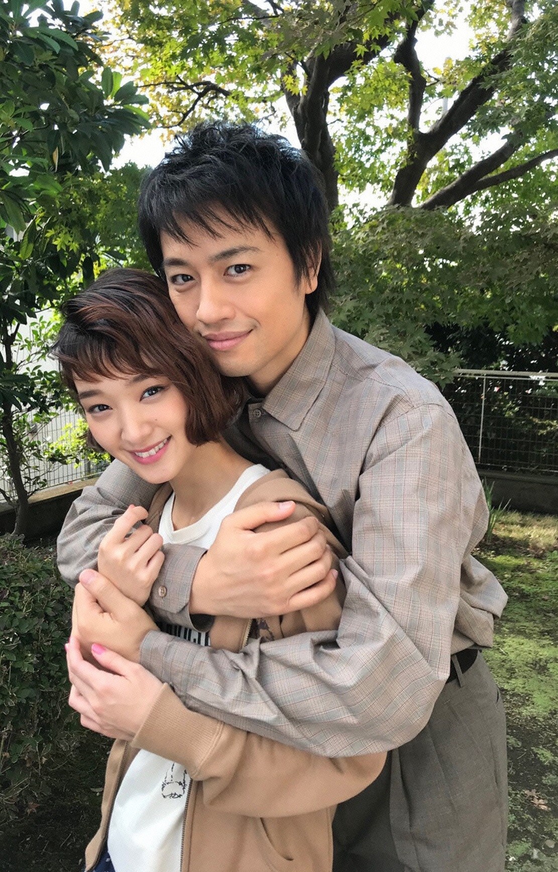 再現ドラマ「さんまのいちばん長い日」に登場する斎藤工（右）、剛力彩芽（左）。(c)日本テレビ系