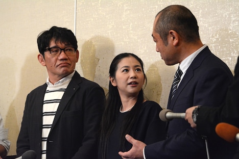 囲み取材に出席した（左から）ずん飯尾、関根麻里、ずん・やす。