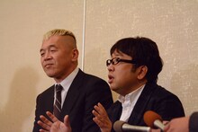 囲み取材に出席したキャイ～ン。