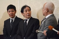 囲み取材に出席した（左から）関根勤、萩本欽一、小堺一機。