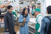 「ハラスメントゲーム」第8話のワンシーンより、唐沢寿明演じる秋津渉、広瀬アリス演じる高村真琴、出川哲朗演じるマルオースーパーの店長（左から）。