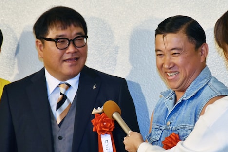 (左から)カンニング竹山、スギちゃん。