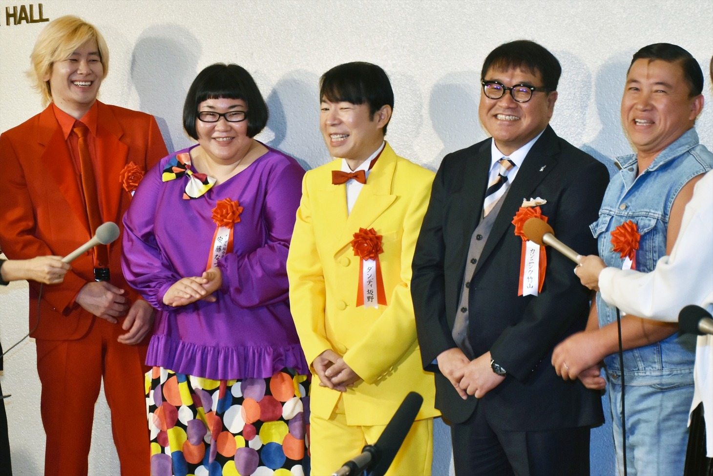 「サンミュージック グループ創立50周年記念式典」に出席した（左から）メイプル超合金、ダンディ坂野、カンニング竹山、スギちゃん。