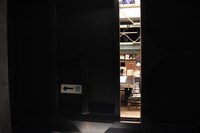 ロッカールームから覗く部屋の様子。