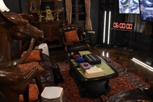 松本人志が芸人たちの様子をチェックするモニタールームの様子。