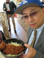 落合博満に扮してソースカツ丼を見せるRG。