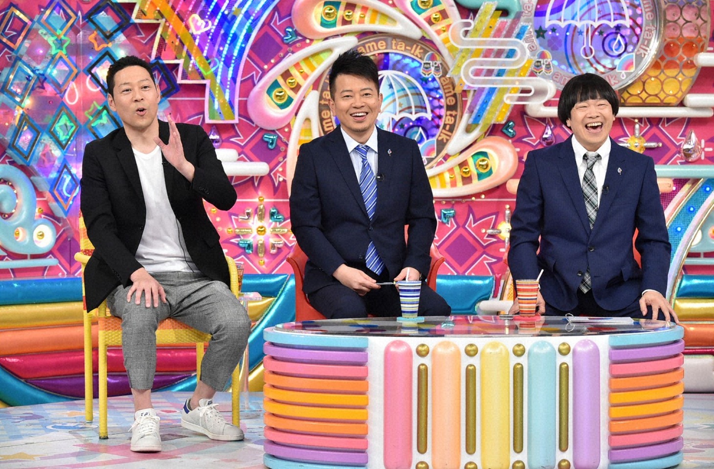 雨上がり決死隊と、見守るゲストの東野幸治（左）。(c)テレビ朝日