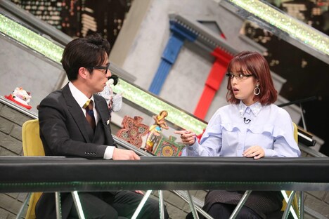 （左から）オリエンタルラジオ藤森、矢作穂香。(c)フジテレビ