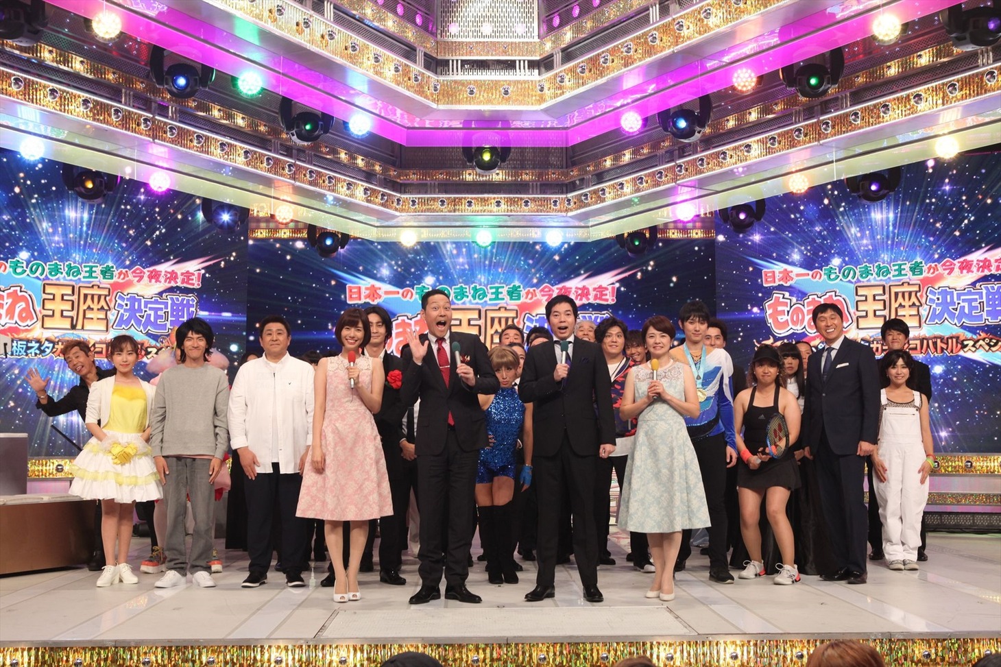 「金曜プレミアム『日本一のものまね王者が今夜決定！ものまね王座決定戦 年に一度の鉄板ネタガチンコバトルスペシャル』」の出演者たち。(c)フジテレビ