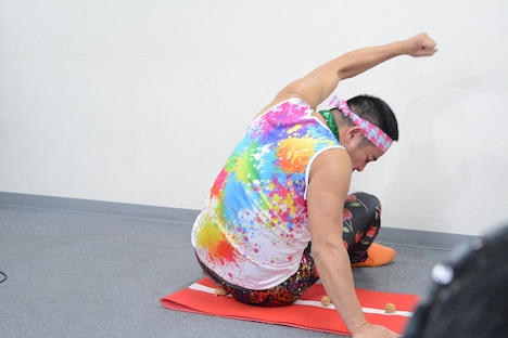 お尻でクルミを割る特技を披露するチェリー吉武。