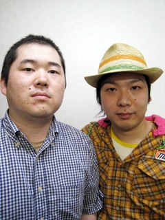 ふみつけ大将軍。左から井上慎也、小仲巧也。