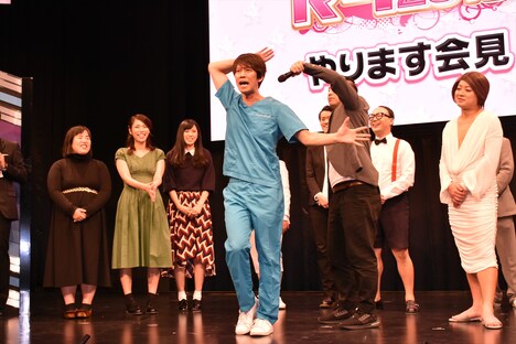 「ヘイヘイドクター」を披露するしゅんしゅんクリニックP（中央）と、そのマイクフォローをするチョコレートプラネット長田。