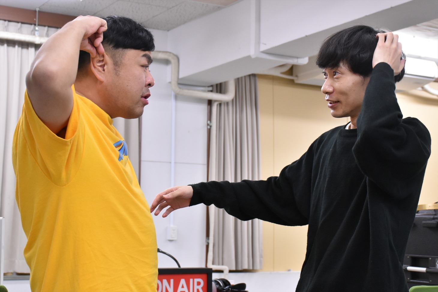 舞台「ジーザス・クライスト・レディオスター」の公開舞台稽古に臨む（左から）ダイノジ大地、インパルス板倉。