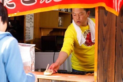 たこ焼き屋の店主役を演じるダイアン津田。(c)関西テレビ