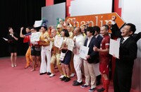 「輝け！インパクト芸人大賞」に出場する芸人たち。