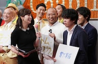 「輝け！インパクト芸人大賞」に出場する芸人たち。