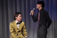 「木崎さんにミスチル聞いといてほしい」のコーナーで歌う櫻井（右）。