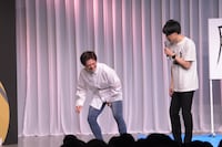 タイトなジーンズに激しくねじ込んだためうち太ももがつったと訴える木崎（左）。