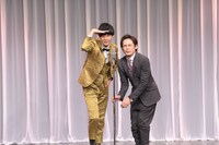 「ボケツッコミ逆漫才」を披露する祇園。左が櫻井、右が木崎。