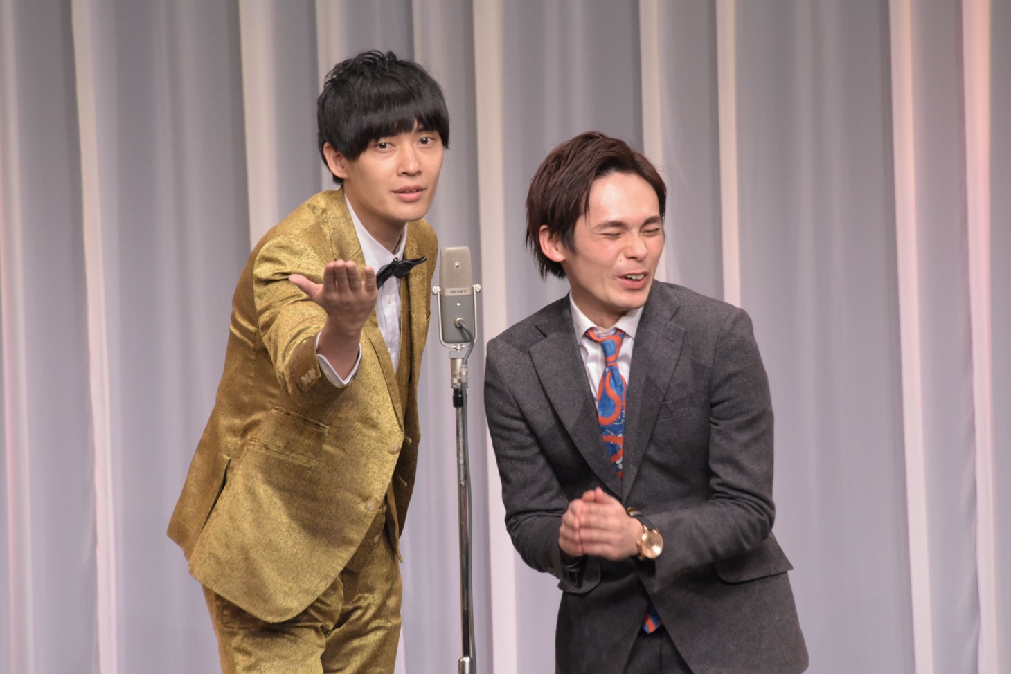 「ボケツッコミ逆漫才」でキザキッスならぬサクキッスをお見舞いする櫻井（左）と「すいませーん」と謝る木崎（右）。
