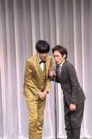 「ボケツッコミ逆漫才」を披露する祇園。