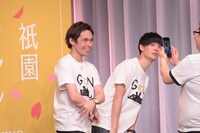 「TikTokを撮ろう！」のコーナーで「苦手」という変顔を披露する木崎（左）。