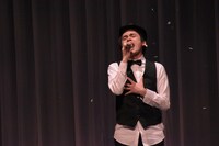 熱唱する木崎。