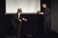 コント「不老不死の薬」のワンシーン。