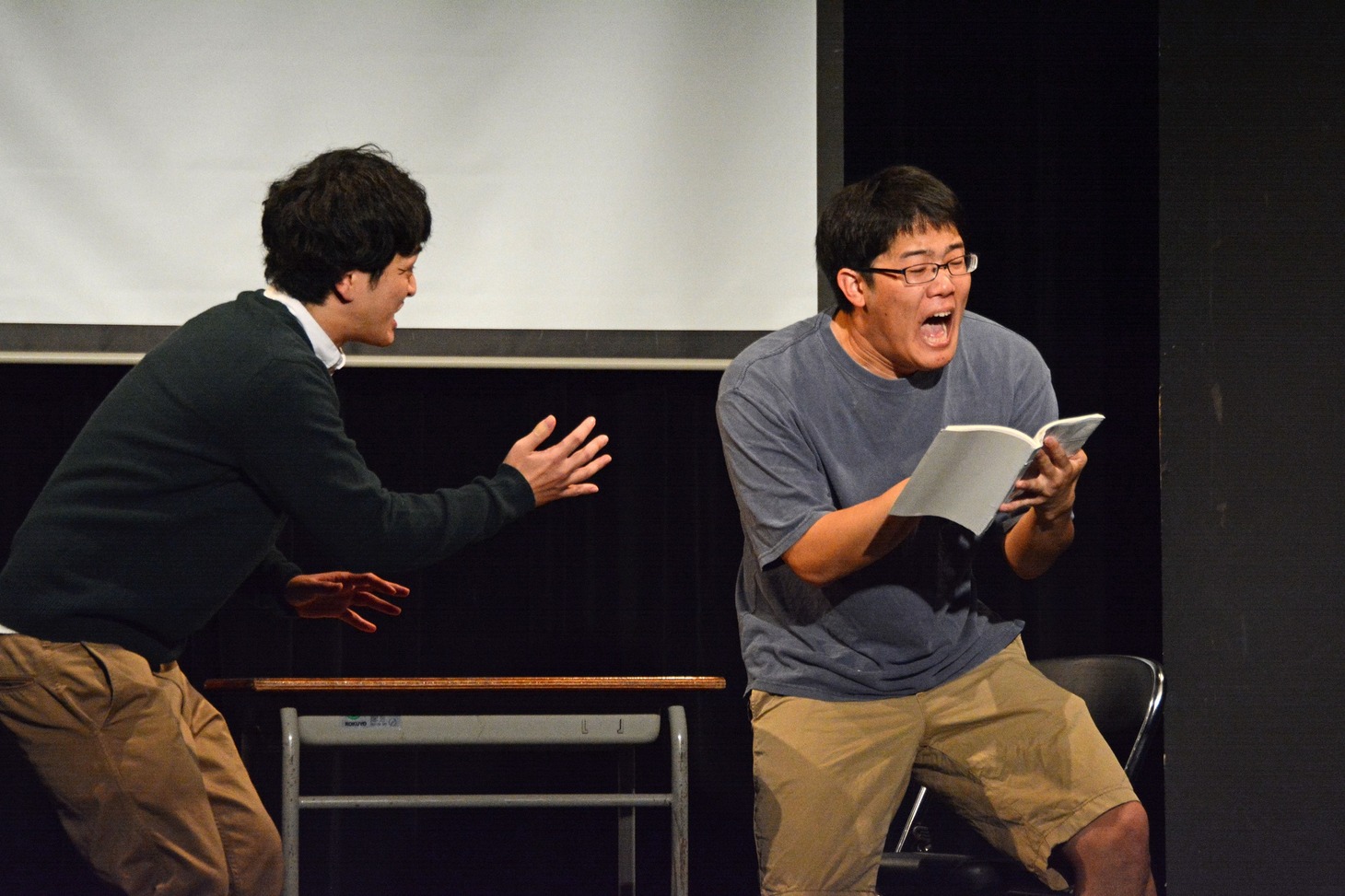 コント「親子」のワンシーン。