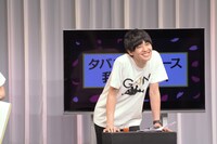 タバスコジュースを飲む前に笑顔を見せる櫻井。