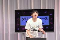 タバスコジュースを飲んで笑顔をキープできなくなった櫻井。