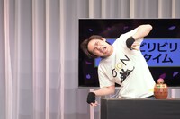 低周波をつけて黒ひげ危機一髪に挑戦する木崎。