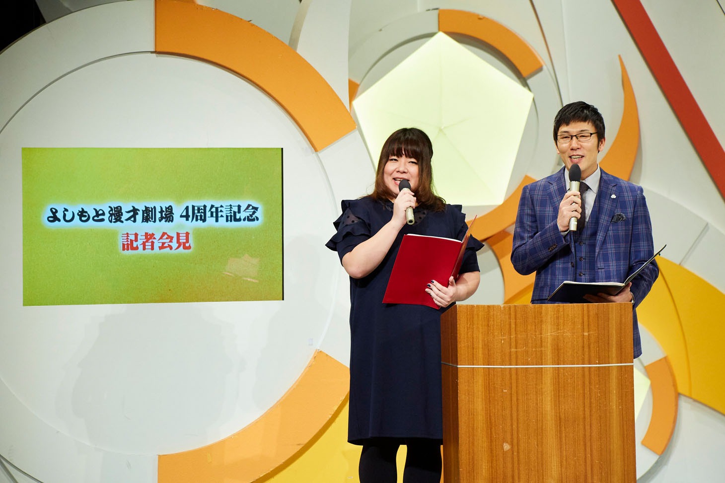 会見の司会を務めた堀川絵美（左）と浅越ゴエ（右）。