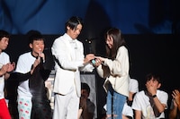 公開プロポーズの様子。