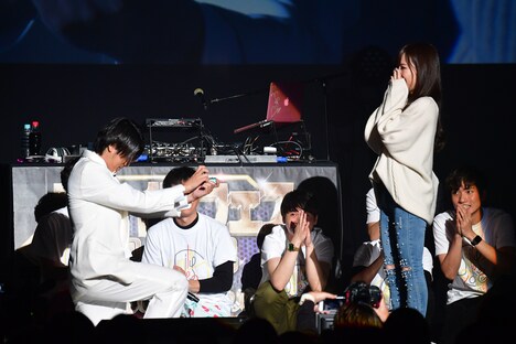 指輪を渡すスマイル瀬戸(左)。