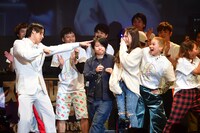 フラッシュモブを繰り広げ、ステージ上に彼女を迎えたスマイル瀬戸。